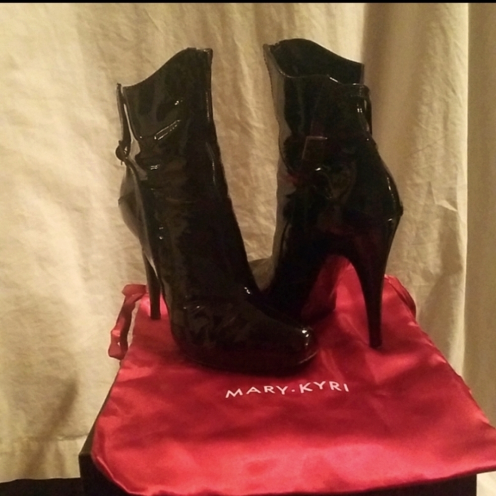 Mary-Kyri black patent bootie 4 1/2 inch heels 👠 size 6